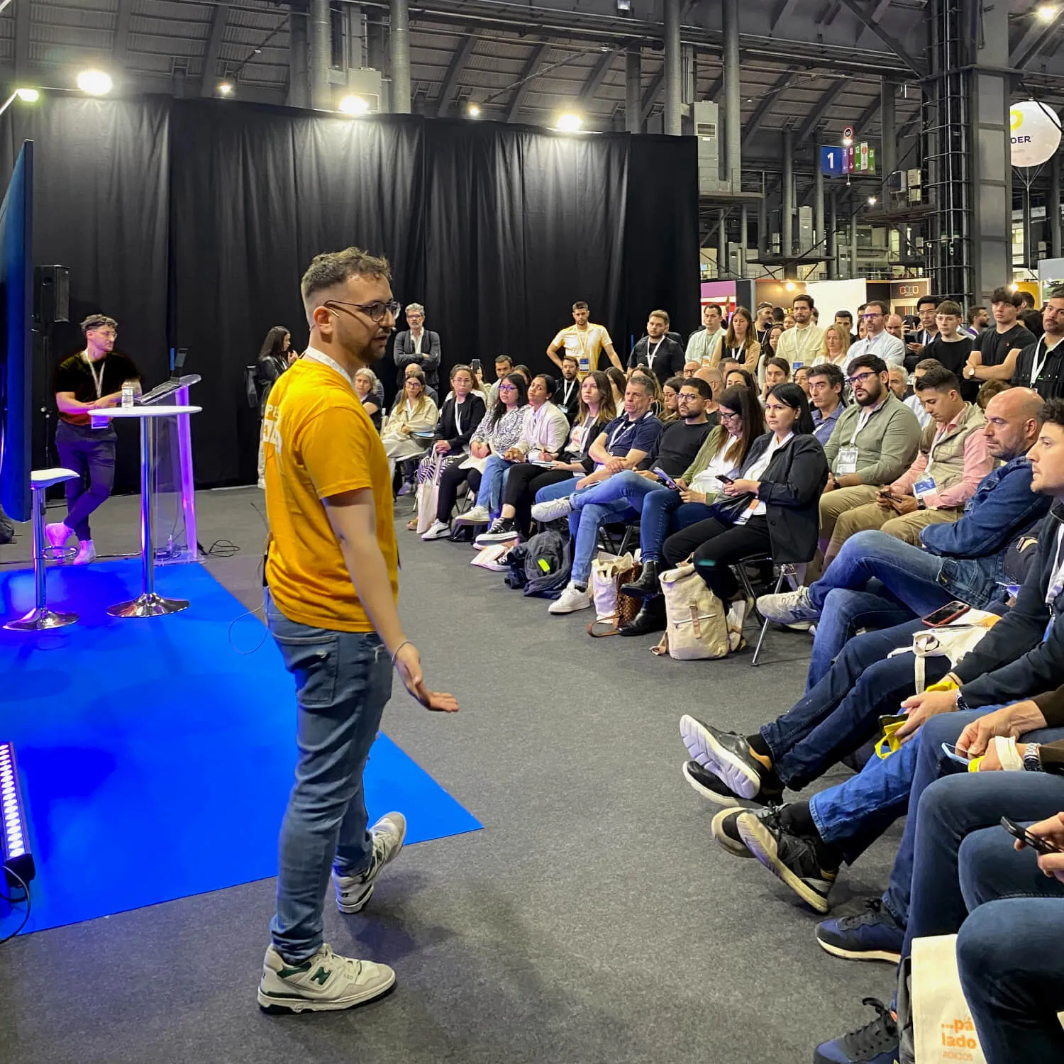 Raúl Álvarez hablando en público en una ponencia de marketing digital
