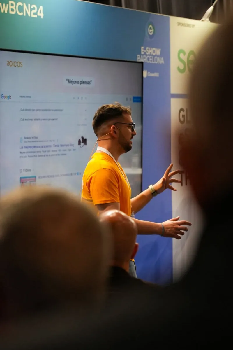 Raúl Álvarez dando una ponencia de SEO en eShow Barcelona